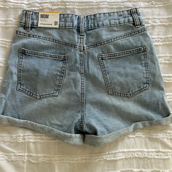 ✨BRAND NEW✨ Refuge Denim High Rise Mom Shorts // Size 1 - Picture 2 of 5